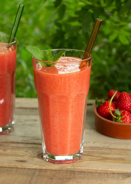 Aardbei Smoothie Een Hoog Glas Met Een Glas Eco Stro — Stockfoto