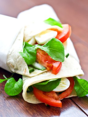 Sebze pide ekmek rulo sarılmış