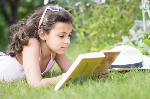Kız bahçesinde bulunan kopya alanı metin için bir kitap okuma
