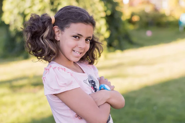 Smiling girl in the garden — Stock Photo, Image