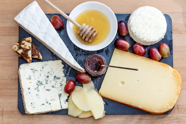 Plaque avec différents fromages français — Photo