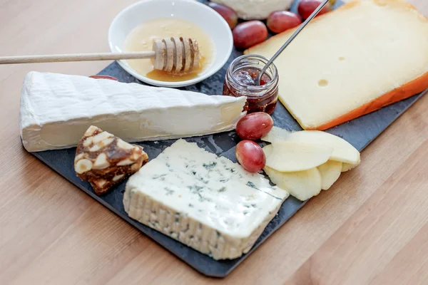 Piastra con vari formaggi francesi — Foto Stock