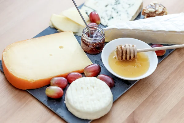Piastra con vari formaggi francesi — Foto Stock