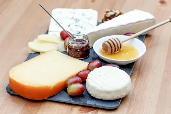 Plaque avec différents fromages français — Photo