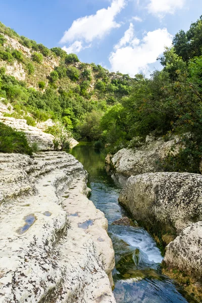 Μικρό καταρράκτη στο βουνό — Φωτογραφία Αρχείου