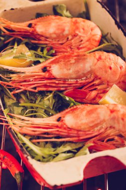 Bir ızgara üzerinde üç karides