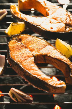 Somon biftek sebze ile