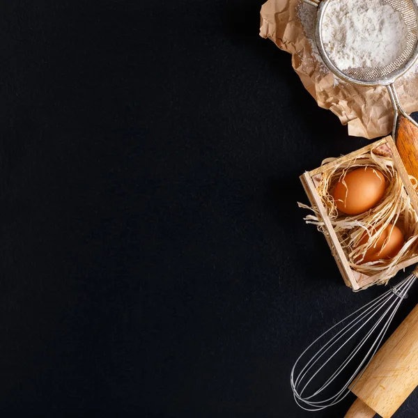 Ingredientes para hornear sobre fondo negro — Foto de Stock