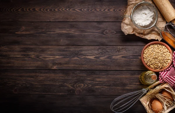 Ingredientes para hornear sobre fondo negro — Foto de Stock