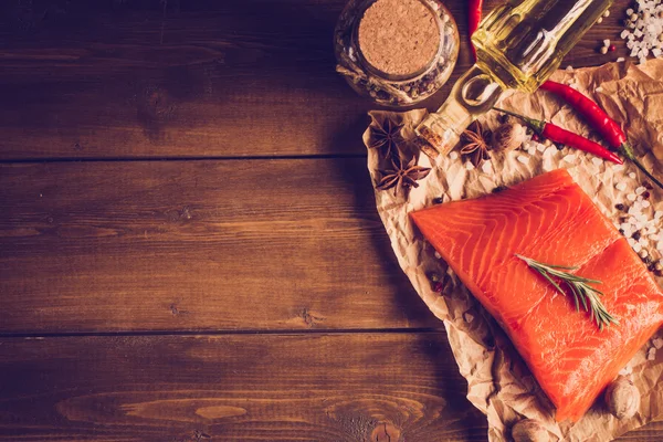 Salmon steak with herbs — Stock Photo, Image