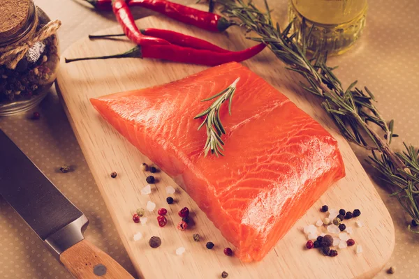 Salmon steak with herbs — Stock Photo, Image