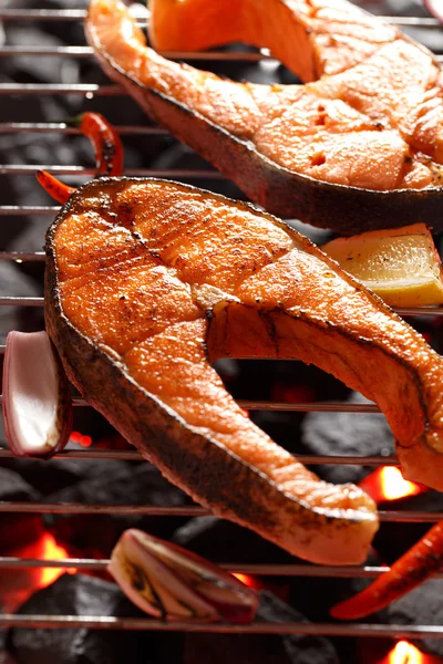 Steaks de saumon aux légumes — Photo