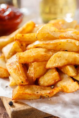 Ahşap kesme tahtası üzerinde patates kızartması