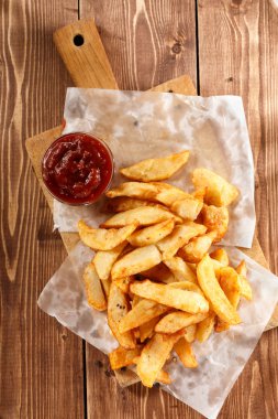 Ahşap kesme tahtası üzerinde patates kızartması