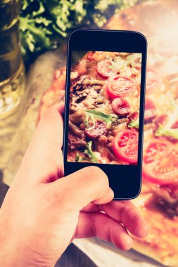 Pizza fotoğraf çekmek için Smartphone kullanarak