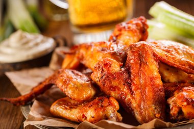 Soslu kızarmış kanatlar