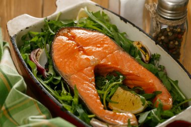 Taze sebzeli somon bifteği