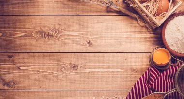 Ahşap arka plan üzerinde pişirme için malzemeler