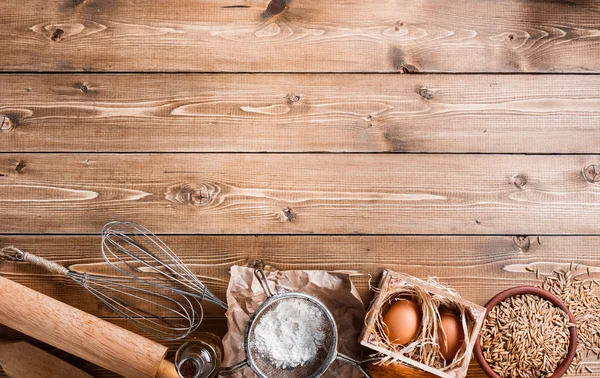 Ingredientes para assar em fundo de madeira — Fotografia de Stock