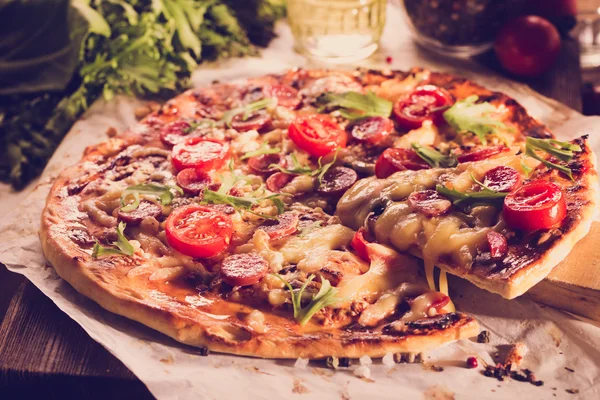 Zelfgemaakte klassieke pizza — Stockfoto