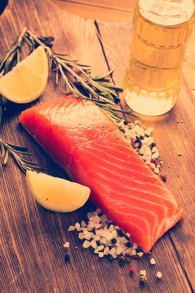 Lachs mit Gewürzen auf Holzgrund. — Stockfoto