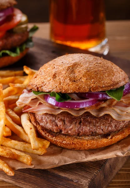 Hamburger ve patates kızartması ahşap arka plan üzerinde kapat. — Stok fotoğraf