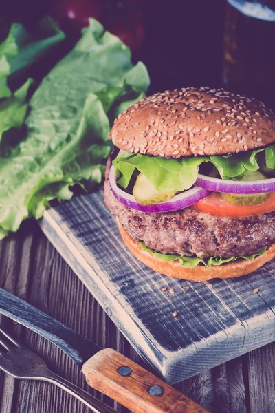 Klasik Burger. Vintage tarzı. — Stok fotoğraf