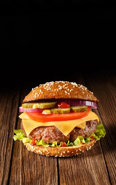 Burger se sýrem zblízka. — Stock fotografie