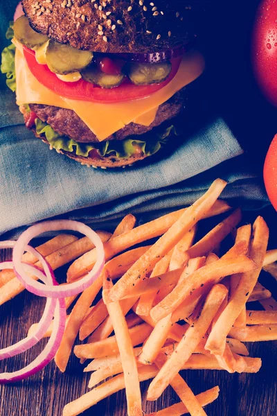Hamburger i frytki z bliska — Zdjęcie stockowe