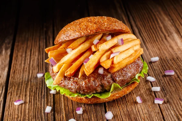 Hambúrguer com batatas fritas. Fechar . — Fotografia de Stock