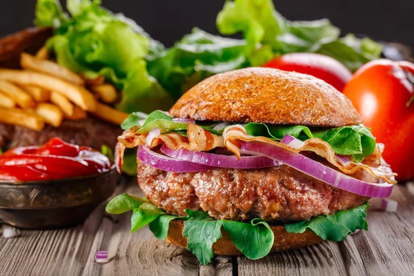 Hamburguesa con tocino de cerca . — Foto de Stock