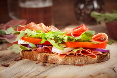 Pastırma ve taze sebze ile sandviç