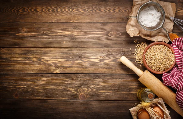 Ингредиенты для выпечки на пустом деревянном фоне — стоковое фото