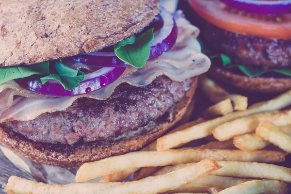 Twee hamburgers close-up — Stockfoto