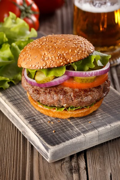 Hamburguesa con tocino y cerveza de cerca . —  Fotos de Stock