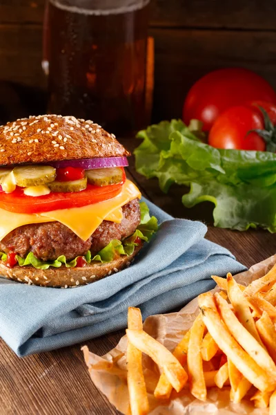 Burgare med bacon och pommes frites på nära håll. — Stockfoto