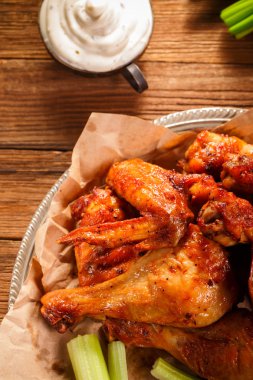 Soslu kızarmış kanatlar