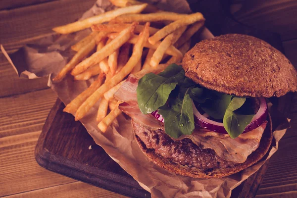 Hamburger en friet close-up — Stockfoto