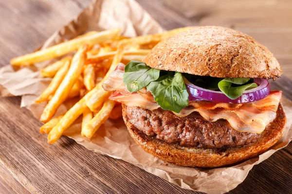 Hamburguesa y papas fritas de cerca — Foto de Stock