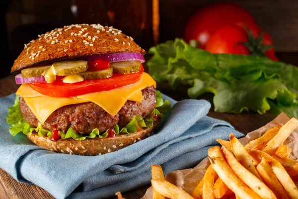 Hamburguesa y papas fritas de cerca —  Fotos de Stock