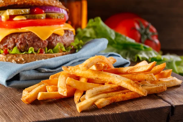 Hamburger a hranolky zblízka — Stock fotografie