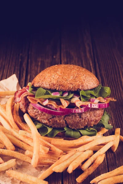 Burger pastırma ve patates kızartması ile — Stok fotoğraf
