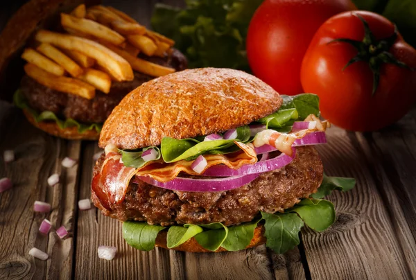 Burger met spek close-up. — Stockfoto