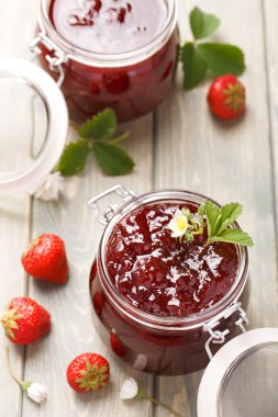 evde yapılan çilek reçeli