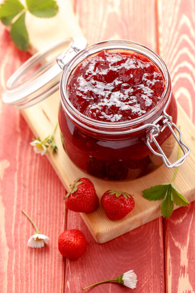 клубничное варенье, приготовленное дома
