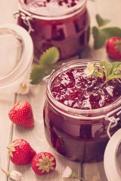 Erdbeermarmelade aus eigener Herstellung — Stockfoto