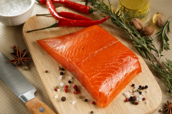 Filete de salmón con hierbas en la tabla de cortar . —  Fotos de Stock