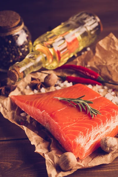 Zalm steak met kruiden op oud papier. — Stockfoto