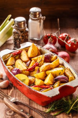 Rustik kızarmış patates. Seçici odak.