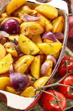 Rustik kızarmış patates. Seçici odak.